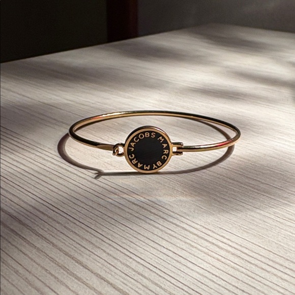 Marc Jacobs Gold/Black Enamel Hinge clip bracelet like new - Picture 9 of 10